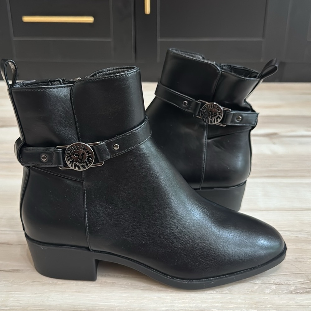 Anne Klein Catriona Black Ankle Booties 6.5M Low Heel Side Zip NWOT - Picture 2 of 7